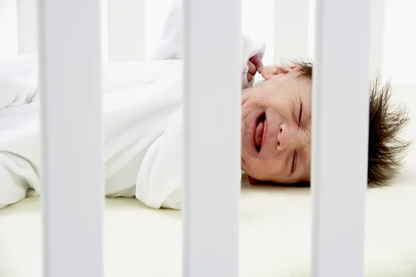 ベッドで泣いている赤ちゃん — ストック写真