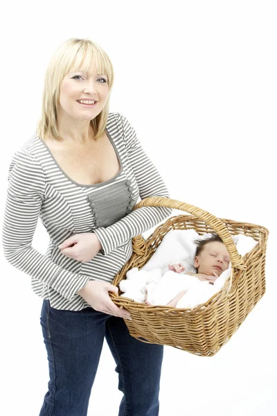 新生的婴儿由母亲在篮子里举行 — 图库照片
