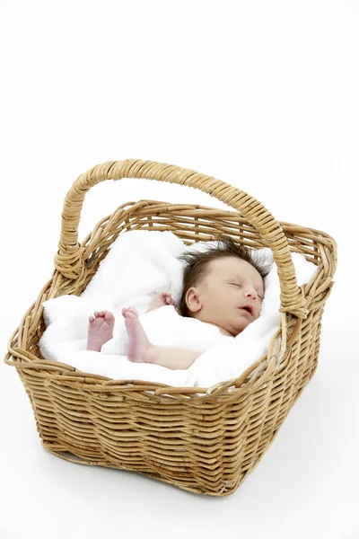 在篮子里睡觉的新生儿 — 图库照片