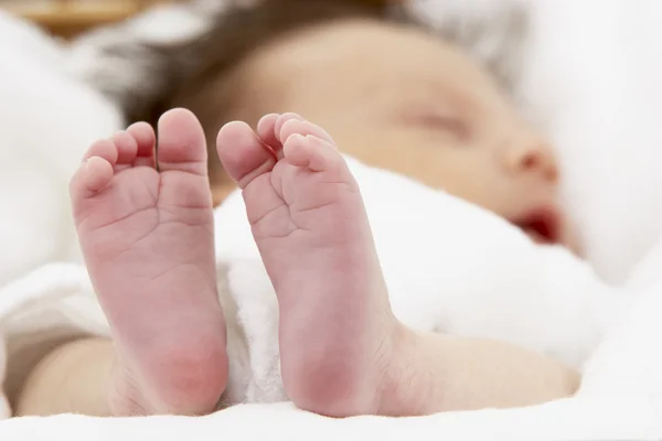 眠っている赤ちゃんの足の詳細 — ストック写真