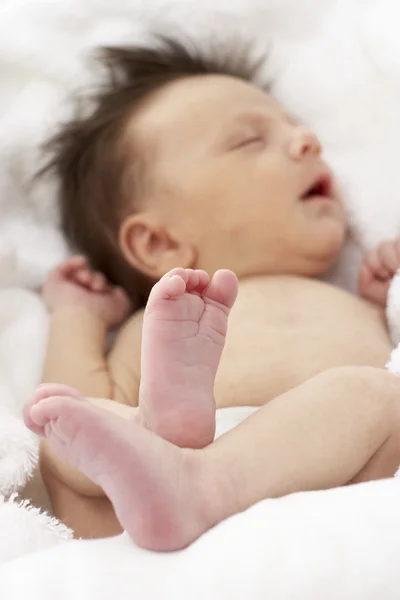 Detalj av sovande barnets fötter — Stockfoto