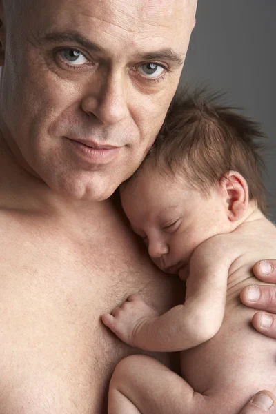 Padre Che Abbraccia Neonato — Foto Stock
