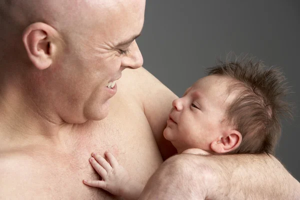 Pai abraçando bebê recém-nascido — Fotografia de Stock