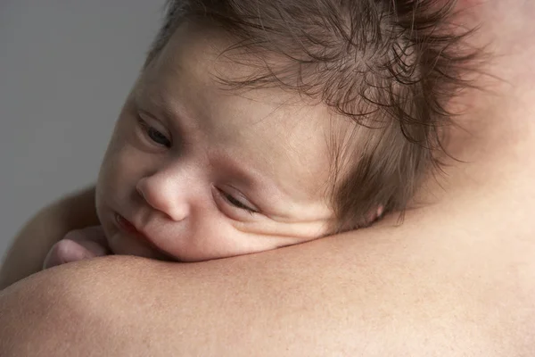 Padre abrazando bebé recién nacido —  Fotos de Stock