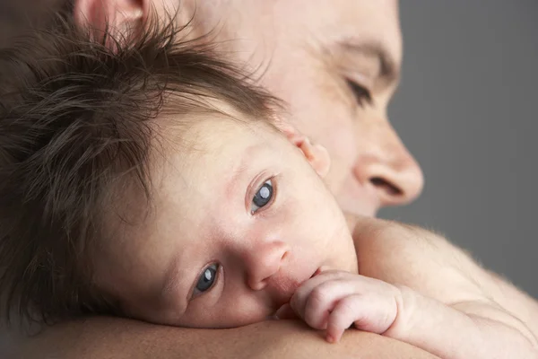 Vader knuffelen pasgeboren baby — Stockfoto