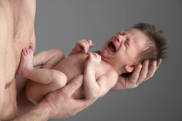 Pasgeboren Baby Huilen Gehouden Door Vader — Stockfoto