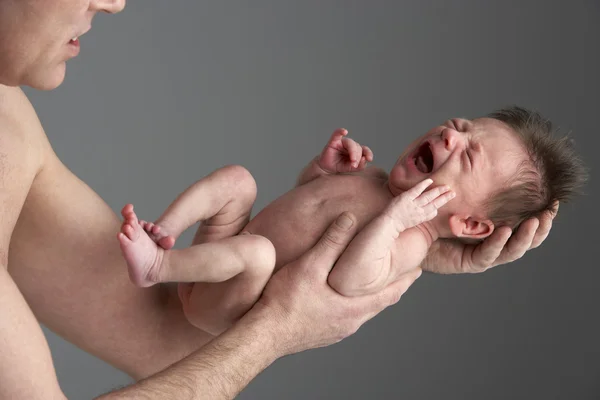 哭了新生婴儿的父亲举行 — 图库照片