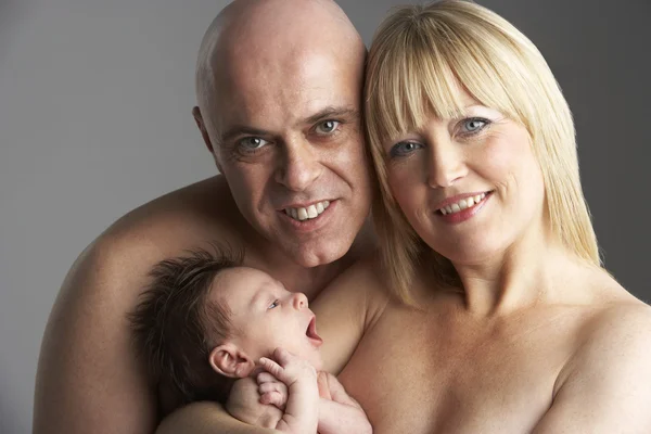 Padres sosteniendo bebé recién nacido —  Fotos de Stock