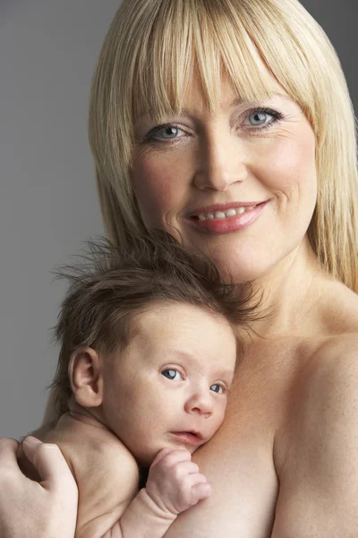 Madre Holding Neonato — Foto Stock