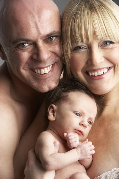Föräldrar håller nyfött barn — Stockfoto