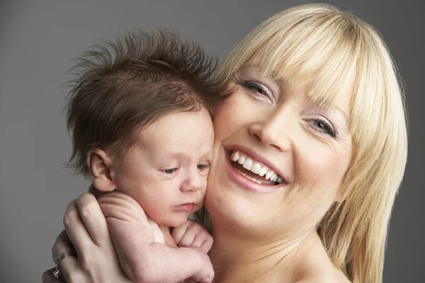 Matka Drží Novorozeně Dítě — Stock fotografie