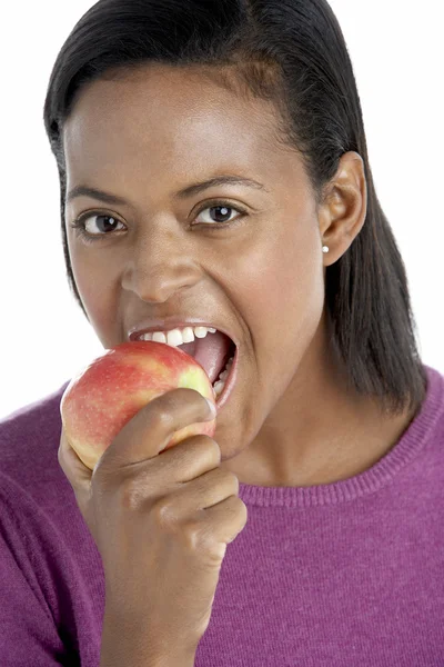 Vrouw nemen beet van apple — Stockfoto