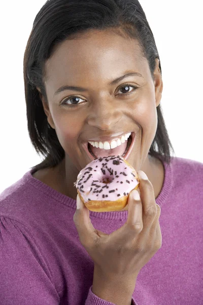 甜甜圈的女人考虑叮咬 — 图库照片