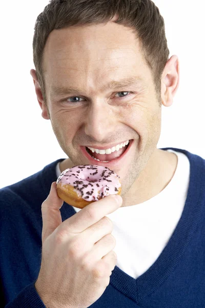 Hombre tomando mordedura de donut — Foto de Stock