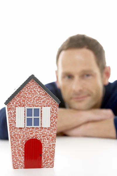 Hombre Mirando Casa Modelo — Foto de Stock