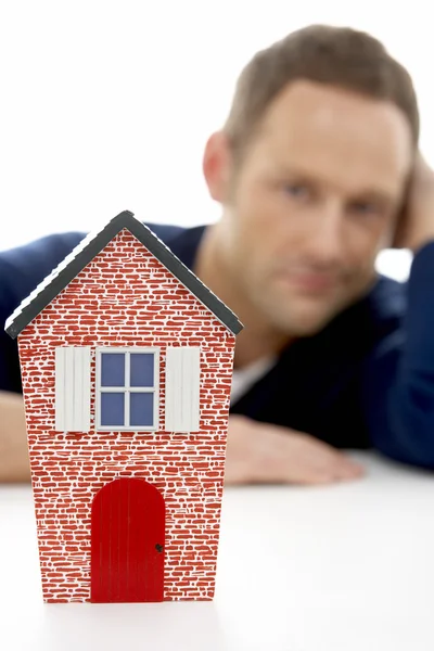 Uomo Guardando Modello Casa — Foto Stock