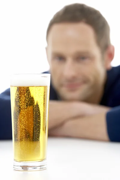 Homem Olhando Para Vidro Cerveja — Fotografia de Stock