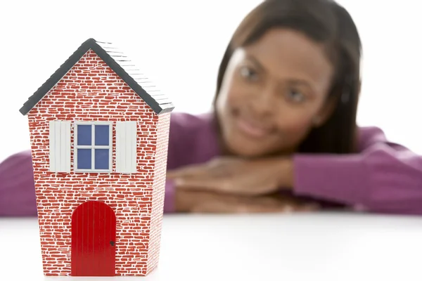 女人看着房子模型 — 图库照片