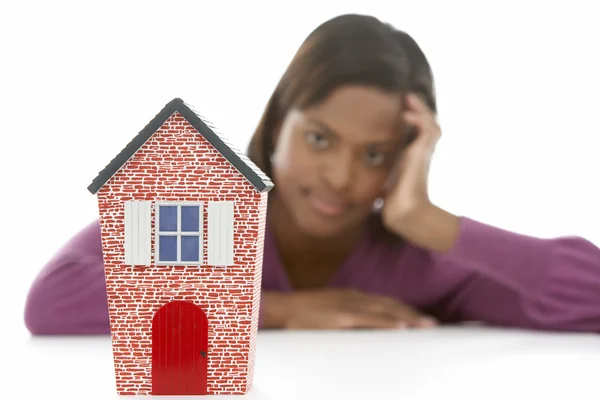 Žena při pohledu na model domu — Stock fotografie