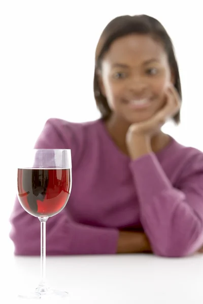 Vrouw Kijken Naar Glas Wijn — Stockfoto