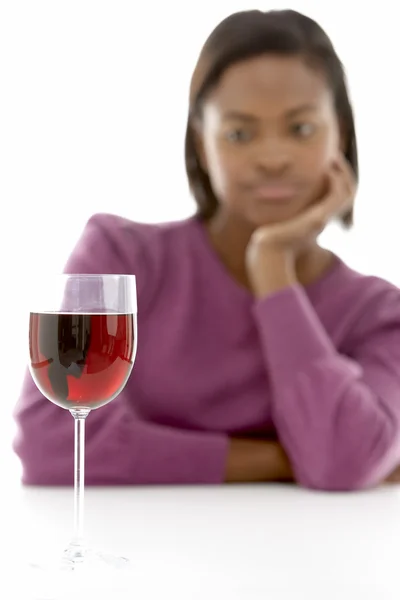 Femme regardant un verre de vin — Photo