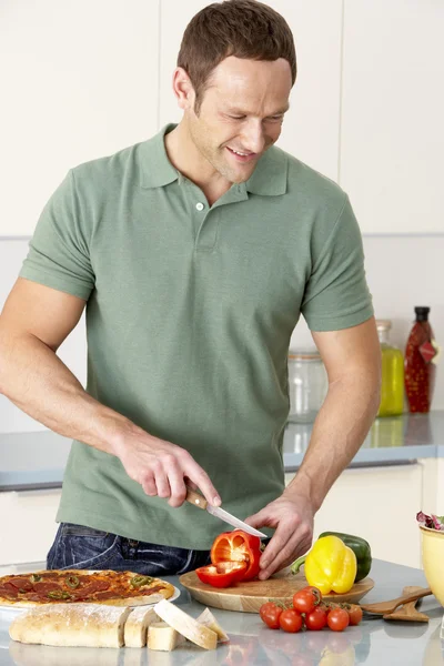 Mann bereitet Essen in Küche zu — Stockfoto