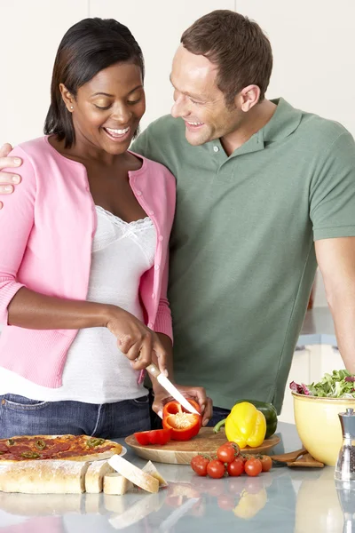 Junges Paar bereitet Essen in Küche zu — Stockfoto