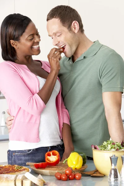 Junges Paar Bereitet Essen Küche — Stockfoto