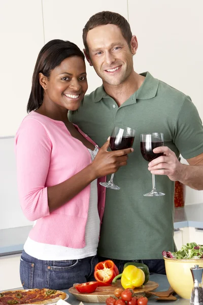 Jeune Couple Appréciant Verre Vin Dans Cuisine — Photo