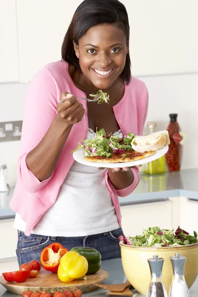 Kobieta Jedzenie Posiłek Kuchni — Zdjęcie stockowe