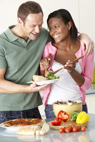 Casal jovem comer refeição na cozinha — Fotografia de Stock