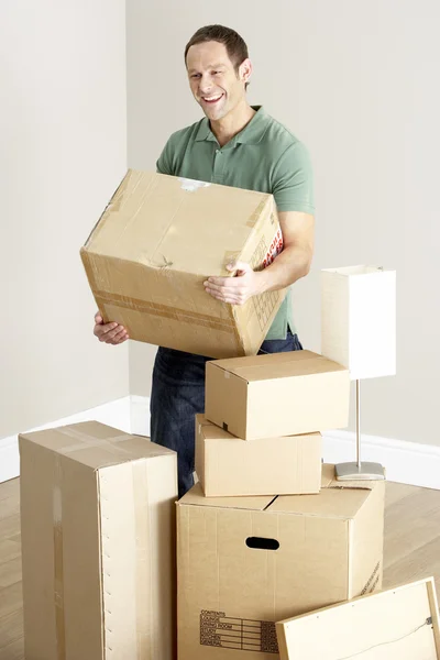 El hombre se muda a un nuevo hogar —  Fotos de Stock