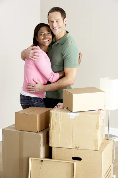 Paar verhuizen naar nieuw huis — Stockfoto