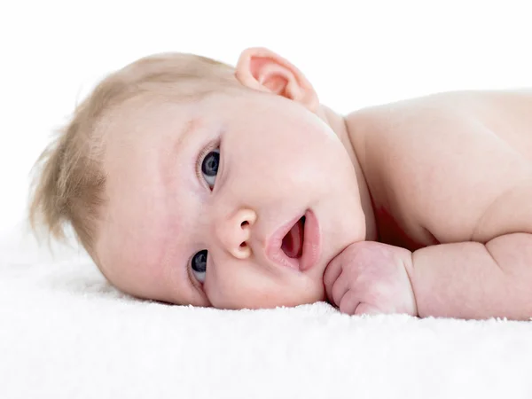 Novorozená holčička na ručník — Stock fotografie