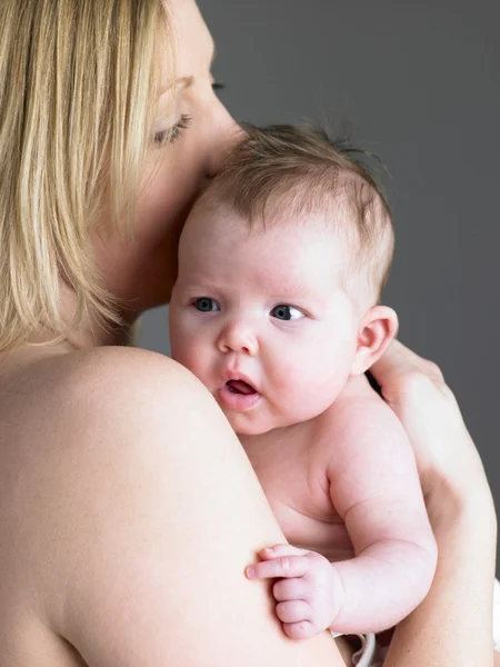 갓난아기를 안고 있는 어머니 — 스톡 사진