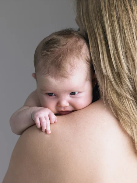 Moder som håller nyfött barn — Stockfoto