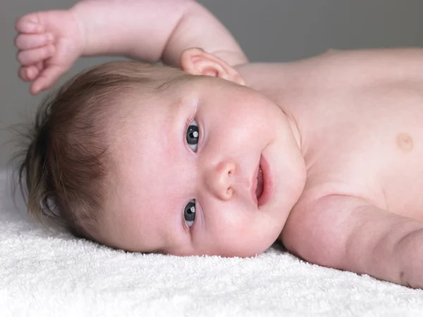 タオルの上に生まれたばかりの赤ちゃん女の子 — ストック写真
