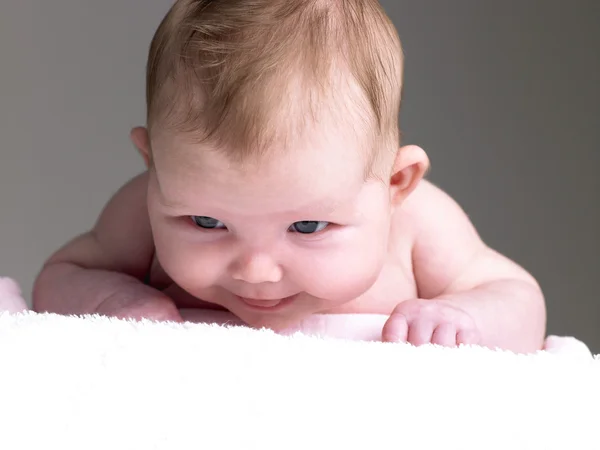 Bebê recém-nascido menina na toalha — Fotografia de Stock