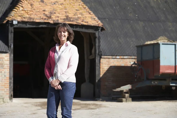 Farmer's Wife Standing In Front Of Farm Buildings — Stock Photo, Image