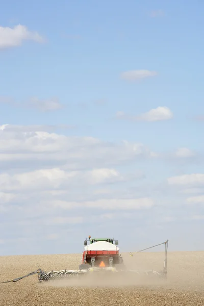 Traktor pflanzt Saatgut auf Feld — Stockfoto