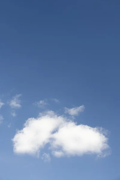 Nuvem fofa branca contra céu azul — Fotografia de Stock