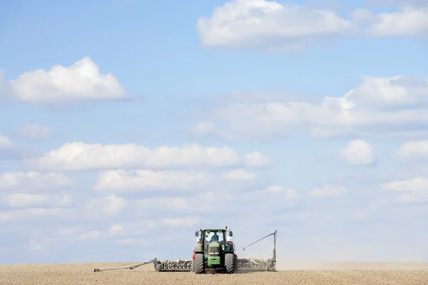 Traktor Pflanzt Saatgut Auf Feld — Stockfoto
