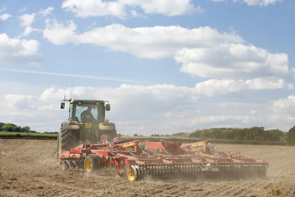 Traktor bereitet Boden vor — Stockfoto