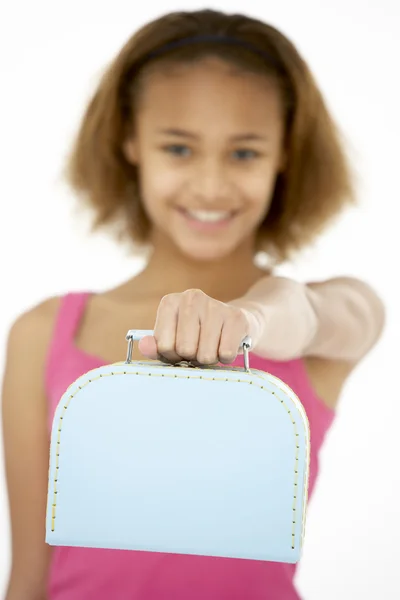 Молода дівчина Холдинг чемодан — стокове фото