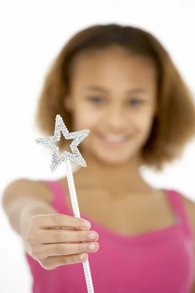 年轻的女孩举行童话魔杖 — 图库照片