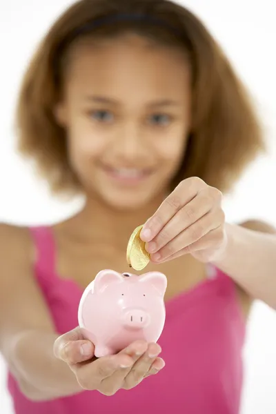 Młoda dziewczyna gospodarstwa piggy bank — Zdjęcie stockowe