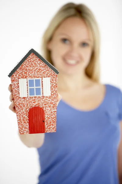Žena držící model domu — Stock fotografie