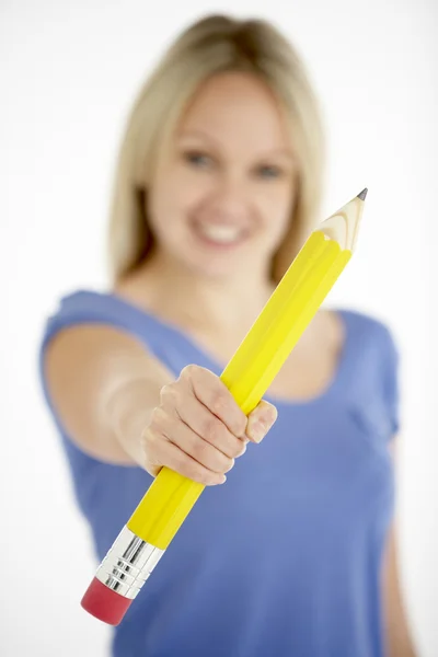 Wanita Memegang Pensil Besar — Stok Foto