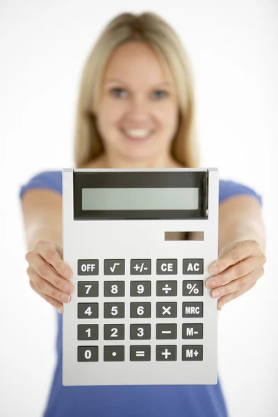 Женщина держит калькулятор — стоковое фото