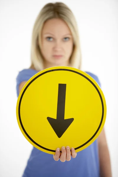 Kobieta trzyma znak ruchu drogowego — Zdjęcie stockowe